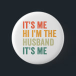 Chapa Redonda De 5 Cm It's me Hi i'm the Husband It's me Funny Couple<br><div class="desc">funny, couple, husband, wife, engage, gift, birthday, retro, relationship</div>