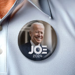 Chapa Redonda De 5 Cm Joe Biden 2024 para la foto del presidente<br><div class="desc">Una impresionante foto de Joe Biden sonriendo frente a la Casa Blanca. Un clásico diseño de campaña con una imagen del hombre que postuló a la presidencia en las elecciones de 2024. Revisa nuestra tienda para otros candidatos y campañas.</div>