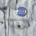 Chapa Redonda De 5 Cm Juez de concurso<br><div class="desc">Insignia del juez para concursos y concursos. Purpurina brillante falsa con texto de tipografía. El botón moderno fácil de leer es perfecto para concursos y eventos que requieren de un juez. Ideal para eventos de verano del 4 de julio.</div>