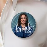 Chapa Redonda De 5 Cm Kamala Harris 2024 - azul verde azulado con el nom<br><div class="desc">Un bonito diseño para el vicepresidente de Estados Unidos - Kamala Harris. Diseño no tradicional con foto de Kamala Harris y fondo de raya verde azulada.</div>