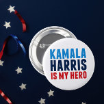 Chapa Redonda De 5 Cm Kamala Harris es mi héroe político<br><div class="desc">Kamala Harris es el botón de mi héroe. Para todas las mujeres negras e indias que ven en la casa blanca como vicepresidenta a la demócrata Kamala Harris una inspiración para los chicas de todo el mundo.</div>