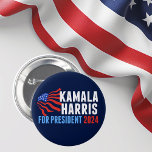 Chapa Redonda De 5 Cm Kamala Harris por el presidente 2024 Azul oscuro<br><div class="desc">Kamala Harris por el botón azul de la marina electoral de la presidencia 2024 con la bandera estadounidense ondeando. Diseño rojo,  blanco y azul para un demócrata patriótico votando en las elecciones presidenciales.</div>