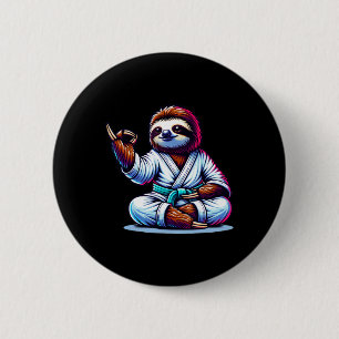 Chapa Redonda De 5 Cm Karate Sloth abrazando la calma serenidad