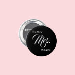 Chapa Redonda De 5 Cm La nueva plantilla de texto de escritura en blanco<br><div class="desc">Puede personalizar este botón "la nueva señora" con el nuevo apellido de la novia. La señora aparece en un guión blanco (tipografía). El botón es negro.</div>