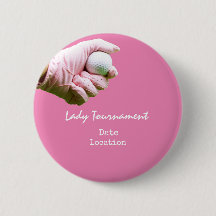 La pelota de golf está en la mano de la señora gol