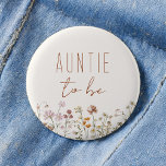 Chapa Redonda De 5 Cm La tía será un flor silvestre en Baby Shower<br><div class="desc">Celebra la anticipación de convertirte en tía con nuestro "botón de Baby Shower de la tía para ser flor silvestre". Este botón, adornado con un encantador diseño de flores silvestres, es un accesorio delicioso que irradia amor y emoción. Los colores vivos y las flores delicadas simbolizan la alegría y la...</div>