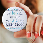 Chapa Redonda De 5 Cm La vida es mejor en la tienda Yarn Knitting divert<br><div class="desc">Esta placa de botón de estilo tipográfico es perfecta para hilos y artesanos. El dicho humorístico de crochet / tejido dice "la vida es mejor en la tienda de hilados". Tiene un estilo de barco y de paseo marítimo, por lo que se trata de olas o hilados. puedes decidir. La...</div>