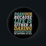 Chapa Redonda De 5 Cm La vida es un atrevido paraíso de aventuras y un F<br><div class="desc">Parque. La vida es una aventura atrevida o nada en absoluto. Diseño de palabras inspiradoras y motivacionales para los amantes del parkour y de la libertad. Guay y mercadería divertida para las personas de fuera. Perfecto para los amantes de las actividades al aire libre y de los deportes extremos. Regalo...</div>