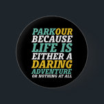 Chapa Redonda De 5 Cm La vida es un atrevido paraíso de aventuras y un F<br><div class="desc">Parque. La vida es una aventura atrevida o nada en absoluto. Diseño de palabras inspiradoras y motivacionales para los amantes del parkour y de la libertad. Guay y mercadería divertida para las personas de fuera. Perfecto para los amantes de las actividades al aire libre y de los deportes extremos. Regalo...</div>