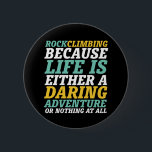 Chapa Redonda De 5 Cm La Vida Es Una Cita De Escalada De Aventura De Dar<br><div class="desc">Diseño inspirador para los amantes de escalar montañas, montañismo, senderismo o escalada en roca interior. Mercancías motivacionales de Guay para escaladores de rock, excursionistas y cualquier persona fuera de la casa. Perfecto para los amantes de la aventura, actividades al aire libre en el desierto. Regalo de grandes Navidades y regalo...</div>