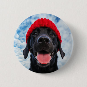 Chapa Redonda De 5 Cm Labrador feliz en una Beanie Roja bajo un cielo az