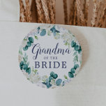 Chapa Redonda De 5 Cm Las flores blancas clásicas, la abuela de la novia<br><div class="desc">Esta clásica abuela de flores blancas del botón de novia es perfecta para una ducha de matrimonio en primavera. El elegante diseño floral presenta rosales blandas de marfil y blanco,  peonías y crisantemo con toques de flores de acuarela azul perwinkle y follaje verde.</div>