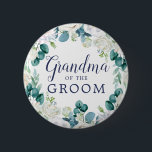 Chapa Redonda De 5 Cm Las flores blancas clásicas, la abuela del novio<br><div class="desc">Esta clásica abuela de flores blancas del botón del novio es perfecta para una ducha de matrimonio primaveral. El elegante diseño floral presenta rosales blandas de marfil y blanco,  peonías y crisantemo con toques de flores de acuarela azul perwinkle y follaje verde.</div>