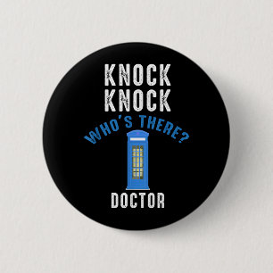 Chapa Redonda De 5 Cm Llamar a la puerta Quién está ahí_ Doctor Divertid