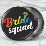 Chapa Redonda De 5 Cm Lluvia lesbiana gay Boda de escuadrón de novias<br><div class="desc">Este moderno diseño temático LGBT presenta el texto "Bride Squad" en la tipografía del arco iris acentuado con un diamante. boda. compromiso.</div>