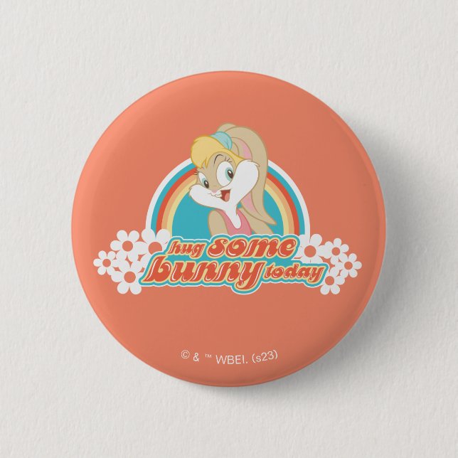 Chapa Redonda De 5 Cm Lola Bunny Abraza A Algunos Conejitos Hoy (Anverso)