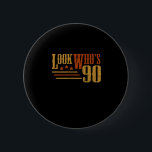 Chapa Redonda De 5 Cm Look Whos 90 Years Old Funny 90th Birthday Gift<br><div class="desc">This 90th birthday design in a vintage look makes a great gift for anyone who turns 90. The perfect 90 years old gift idea for the next birthday party. Look Who's 90 Birthday Costume Gift Idea.</div>
