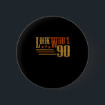 Chapa Redonda De 5 Cm Look Whos 90 Years Old Funny 90th Birthday Gift<br><div class="desc">This 90th birthday design in a vintage look makes a great gift for anyone who turns 90. The perfect 90 years old gift idea for the next birthday party. Look Who's 90 Birthday Costume Gift Idea.</div>