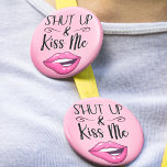 Chapa Redonda De 5 Cm Los labios suaves se callan y me besan<br><div class="desc">Añada un toque de juego a su estilo con este elegante botón de "Cállate y bésame" que presenta un ilustracion personalizado descarado de los labios de una mujer con un pintalabios magenta vibrante,  mordiendo alegremente sus labios. Este accesorio fácil es perfecto para expresar tu lado atrevido y coqueteado.</div>