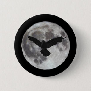 Chapa Redonda De 5 Cm Luna Llena con el vuelo del cuervo delante de él
