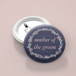 Chapa Redonda De 5 Cm Madrugada azul, Rubor y madre sabia del Groom<br><div class="desc">Identifique a los jugadores clave de su ducha de novia con nuestros elegantes botones florales de moda. El diseño presenta un fondo azul medianoche y una corona de flores rosa pálido y verde salvia,  con "Madre del Groom" en una tipografía cursiva rosa pastel a juego.</div>