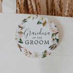 Chapa Redonda De 5 Cm Magnolia Abuela de la ducha de novias de Groom<br><div class="desc">Esta abuela de magnolia con el botón de ducha de novia del novio es perfecta para una moderna ducha de boda. El diseño floral suave incluye peonías de color agua rosado,  magníficas flores de magnolia blanca y algodón con hojas doradas y verdes en un arreglo lujoso.</div>