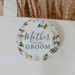 Chapa Redonda De 5 Cm Magnolia elegante madre de la ducha de novias de G<br><div class="desc">Esta elegante magnolia madre del botón de ducha de novia del novio es perfecta para una moderna ducha de boda elegante. El diseño floral suave incluye peonías de color agua rosado,  magníficas flores de magnolia blanca y algodón con hojas doradas y verdes en un arreglo lujoso.</div>