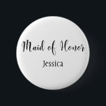 Chapa Redonda De 5 Cm Maid of Honor Black Script Typography con Nombre (<br><div class="desc">Las palabras "Maid of Honor" se representan en negro usando un precioso y moderno tipo de letra de mi colección. El archivo de imagen está desbloqueado para que pueda reducir el tamaño y agregar texto al nombre de la novia, si lo desea. ¡Puede ajustar y editar este botón tanto como...</div>