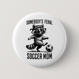 Chapa Redonda De 5 Cm Mamá futbolera salvaje divertido mapache jugando d
