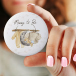 Chapa Redonda De 5 Cm Mamá para ser dulce ropa de bebé género neutro<br><div class="desc">Mami para ser lindo botón con ropa de bebé y estilo rústico natural. El diseño se basa en ropas de bebé y un oso de peluche cubierto por la luna, todo ello colgado de un rústico tendedero de madera y enmarcado con delicados follajes. Este moderno ilustracion acuático es perfecto para...</div>