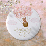 Chapa Redonda De 5 Cm Mamá Para Ser Teddy Oso Chica Rosa Baby Shower<br><div class="desc">Personaliza a mamá,  papá,  tía,  abuela que va a ser o a cualquier otra persona que comparta tus buenas noticias y el evento de la ducha de bebé. Diseñado por Thisisnotme©</div>