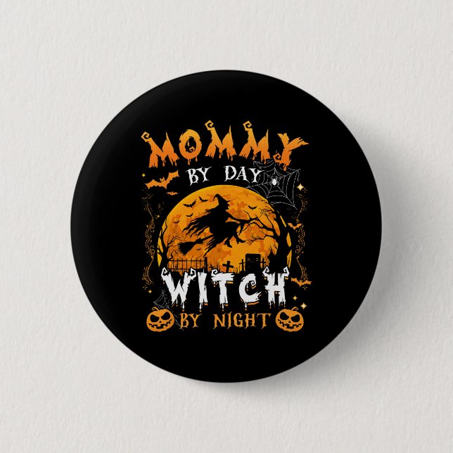 Chapa Redonda De 5 Cm Mami By Day Witch By Night Funny Family Halloween (Anverso)