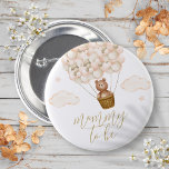 Chapa Redonda De 5 Cm Mami To Be Teddy Bear Gold Baby Shower<br><div class="desc">Personaliza a mamá,  papá,  tía,  abuela que va a ser o a cualquier otra persona que comparta tus buenas noticias y el evento de la ducha de bebé. Diseñado por Thisisnotme©</div>