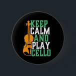 Chapa Redonda De 5 Cm Mantén la calma y juega a Cello Funny Cellist Musi<br><div class="desc">Diseño de aficionados a la música de orquesta retro vintage para los que tocan instrumentos musicales de cuerdas en una banda de música o sinfonía. Mercadería de amante de la música clásica de Guay para violonchelistas, músicos y artistas. Perfecto para el profesor de música cello, el aficionado a la orquesta...</div>