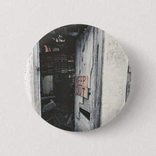 Chapa Redonda De 5 Cm Mantener fuera, un edificio abandonado