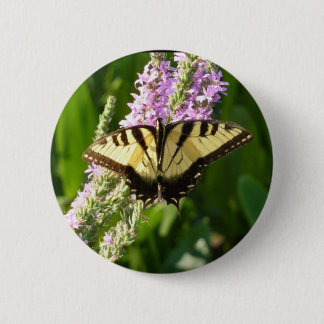 Chapa Redonda De 5 Cm Mariposa de cola cruda sobre flores silvestres mor