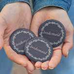 Chapa Redonda De 5 Cm Medianoche azul, dama de honor rosa y sabia de Rub<br><div class="desc">Identifique a los jugadores clave de su ducha de novia con nuestros dulces botones florales de moda. El diseño de "Bridesmaid" presenta un fondo azul medianoche y una corona de flores rosa pálido y verde salvia.</div>