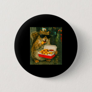 Chapa Redonda De 5 Cm Meme retro urbano de ardilla comiendo nugget de po