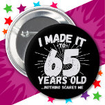 Chapa Redonda De 5 Cm Meme sarcástico de 65 años Funny cumpleaños número<br><div class="desc">Este divertido diseño de cumpleaños número 65 hace un gran chiste de humor sarcástico o regalo de novedad para un tema de cumpleaños de 65 años o una fiesta sorpresa de cumpleaños número 65. Funcionalidades como "Lo hice a los 65 años... nada me asusta", meme gracioso de 65 años que...</div>
