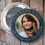 Chapa Redonda De 5 Cm Memorial amado más allá de las palabras Elegante f<br><div class="desc">Este diseño simple y clásico está compuesto por tipografía de la síspera y agrega una foto personalizado. "Amado más allá de las palabras,  perdido más allá de la medida"</div>