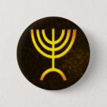 Chapa Redonda De 5 Cm Menorah Flame<br><div class="desc">Una representación digital de la menorah judía de siete ramas (hebreo: מְ נ וֹ רָ ‎). La menorah de siete ramas, utilizada en el santuario portátil establecido por Moisés en el desierto y más tarde en el Templo en Jerusalén, ha sido un símbolo del judaísmo desde la antigüedad y es...</div>