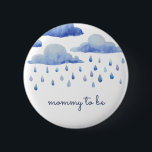 Chapa Redonda De 5 Cm Miembro de la familia de Personalizados Baby Showe<br><div class="desc">Cree los botones de miembro de la familia de Personalizados Baby Shower de las nubes de color de agua de su propio personalizado utilizando estas plantillas mediante Cali Graphics. Este bonito diseño de ducha para bebés presenta nubes acuáticas y gotas de lluvia y una tipografía elegante. Personalizar estos botones haciendo...</div>