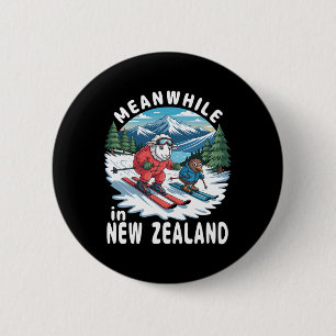 Chapa Redonda De 5 Cm Mientras tanto en Nueva Zelanda Kiwi ovejas esquí