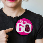 Chapa Redonda De 5 Cm Mira quién es 60 personalizados foto rosa blanco 6<br><div class="desc">60 cumpleaños divertido foto rosa caliente con el aspecto de texto blanco que es botón de insignia de 60 pines. Personalice esta insignia de edad con una fotografía del chica de cumpleaños. Una gran idea para divertirse en una fiesta de cumpleaños número 60. También se puede usar comprando varios pines...</div>