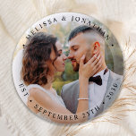 Chapa Redonda De 5 Cm Modern Bride Groom Simple Photo Boda<br><div class="desc">Añada el toque final a su boda con estos botones modernos y sencillos de fotografía personalizado. Perfecto como favores de boda para todos sus invitados. Personalizar estos botones de boda con tu foto de compromiso favorita, foto recién casada, y personaliza con nombre y fecha. Vea nuestra colección de bodas para...</div>
