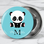 Chapa Redonda De 5 Cm Monograma Cute Panda Goma de burbuja personalizada<br><div class="desc">Un oso panda lindo sentado en el suelo sobre un fondo azul chicle de burbuja. Personalice con su monograma y nombre o elimine texto en cuadros de texto sin nombre.</div>