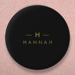 Chapa Redonda De 5 Cm Monograma dorado negro | Elegante Minimalista mode<br><div class="desc">Un diseño simple y elegante de monograma personalizado en una tipografía minimalista moderna de oro sobre fondo negro. Las iniciales y el nombre del monograma se pueden personalizar fácilmente junto con la línea de funciones para hacer un diseño tan único como usted. El regalo o accesorio perfecto para cualquier ocasión....</div>