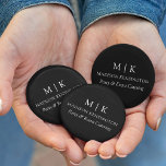 Chapa Redonda De 5 Cm Monograma minimalista o Agregar logotipo Negra<br><div class="desc">Moderno botón Minimalista de retroceso de clavija. Blanco y negro o elige tus colores personalizados. Perfecto para pequeñas empresas, marcas de empresa, restaurantes, bares, comercios, hospitalidad y más. Fácil de personalizar con sus iniciales de monograma, nombre comercial e información, título de trabajo, lema o incluso añadir su logotipo o diseño...</div>