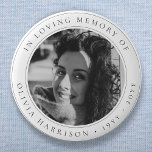 Chapa Redonda De 5 Cm Monumento elegante | Favor funerario negro y blanc<br><div class="desc">Elegante botón funerario de moda para celebrar la memoria de tu ser querido en un moderno diseño minimalista sobre un simple fondo blanco y limpio. El diseño puede ser fácilmente personalizado con su propia foto y texto para crear un tributo especial para el funeral, el memorial o la celebración de...</div>