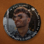 Chapa Redonda De 5 Cm Monumento moderno | Foto del tributo a Keepsake fu<br><div class="desc">Moderno y simple botón de favor funerario para celebrar la vida de su ser querido en un moderno diseño minimalista. El diseño puede ser fácilmente personalizado con su propia foto y texto para crear un tributo especial para el funeral, el memorial o la celebración de la vida de su ser...</div>